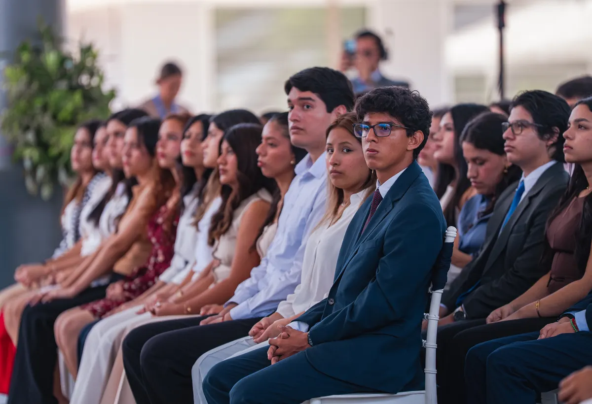 Graduados asistiendo a un acto académico en el campus