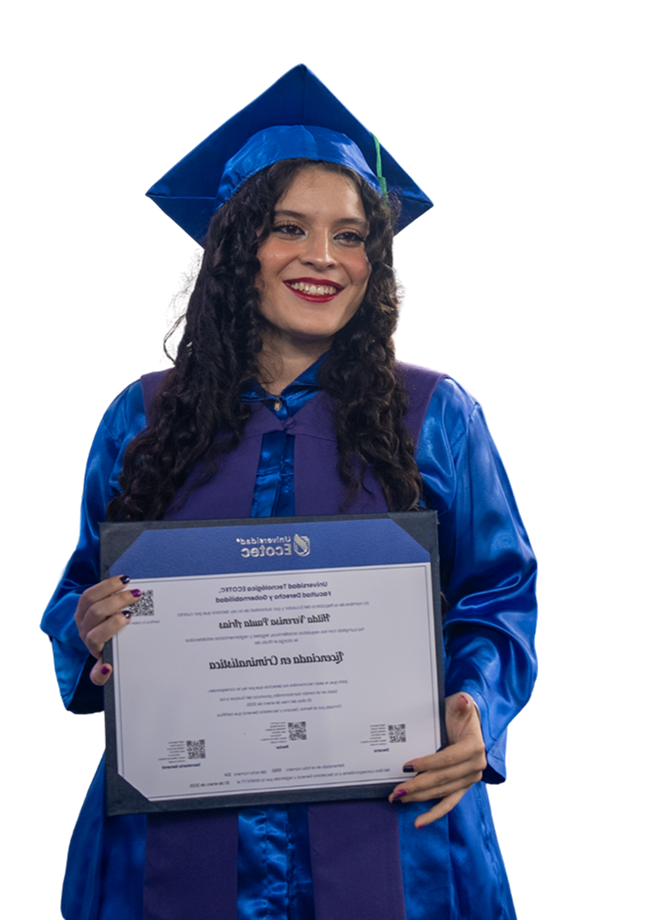 Graduada de ECOTEC sosteniendo su diploma