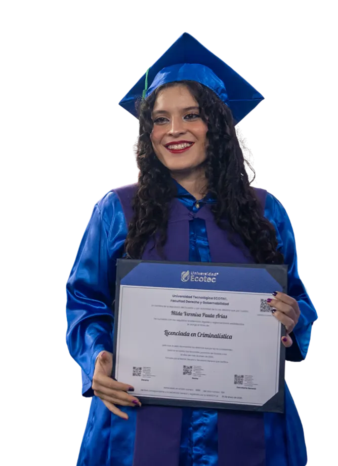 Graduada de ECOTEC sosteniendo su diploma